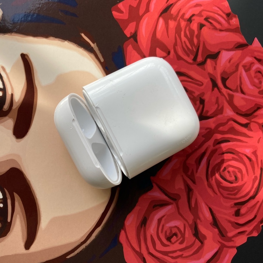 APPLE AIRPODS 2nd GENERATION PRO 2 — HEADPHONE CHARGING CASE